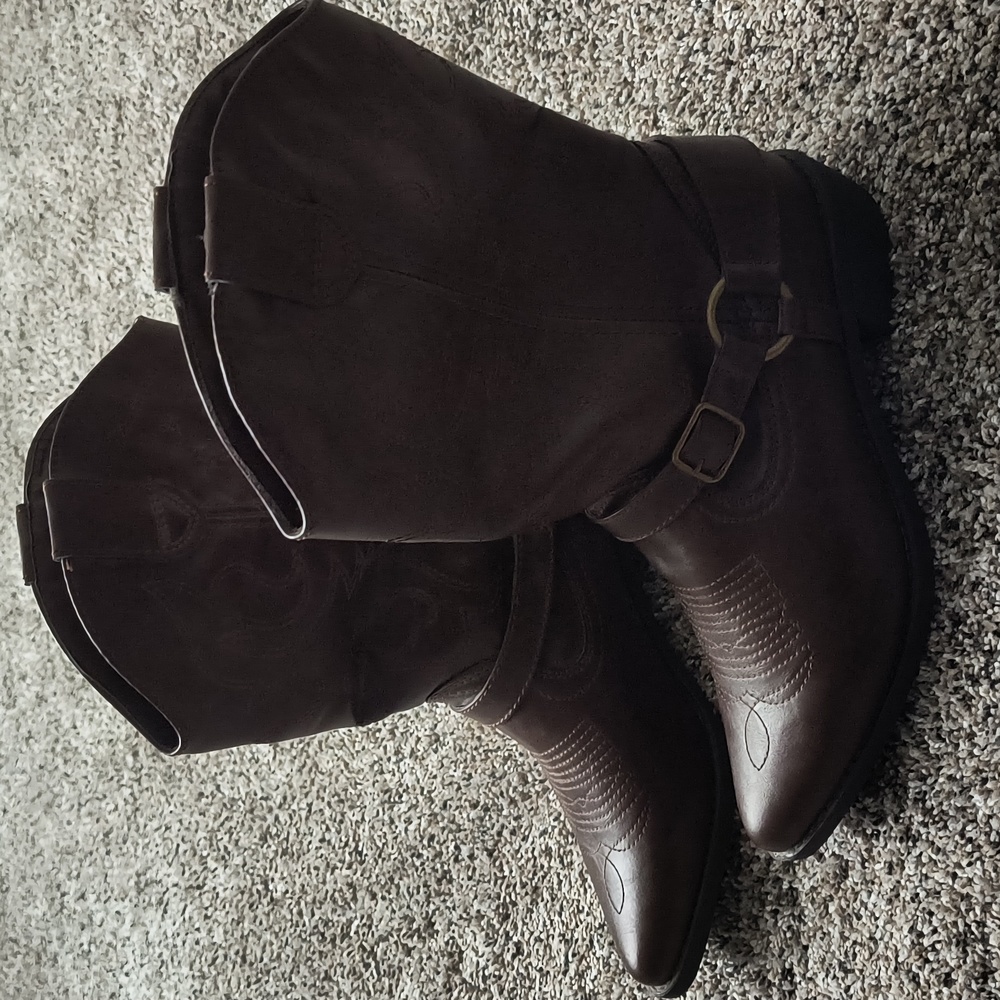 Women's Kohl's cowboy boots (cowgirl) size 9.5